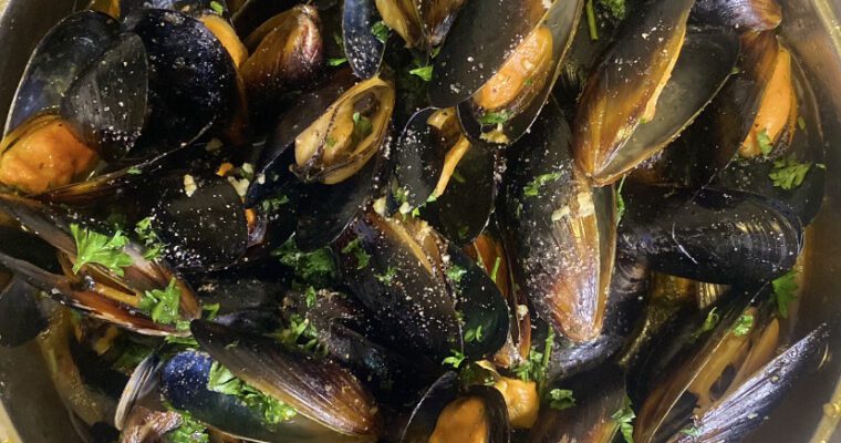 Mussels with Onion and Garlic Sauce